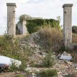 Ritorniamo quindi sulla via maestra sulla quale 300 metri pi� avanti sulla destra si affaccia l�ottocentesca Villa Lopez, oggi completamente abbandonata e ricoperta di rampicanti. Due colonne, circondate completamente dall�immondizia, delimitano l�entrata